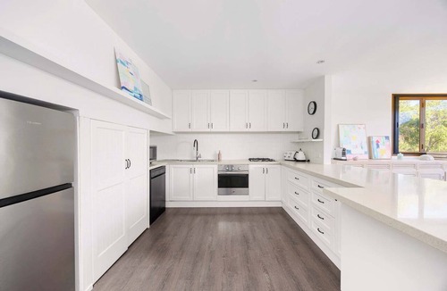 Sorrento House | Tuckey Terrace | Heated Pool, Spa Bay Views & Pets