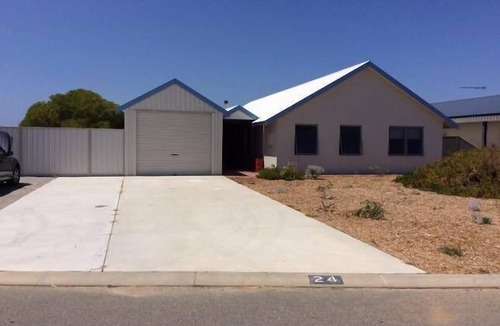 Green Head House | Twenty four Worthington @ GH - 4 minute walk to the beach!