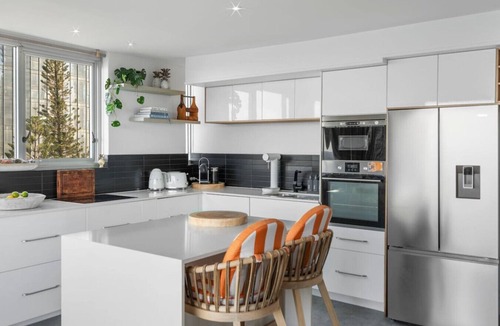 Main Beach Apartment | Twenty Two with a View - Main Beach - WiFi Parking