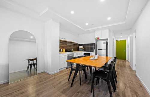 Abbotsford Apartment | Two Bedroom Retreat Opposite Victoria Park