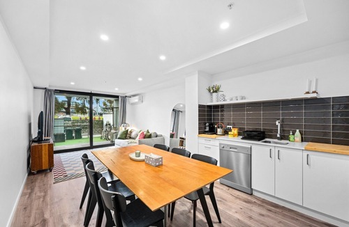 Abbotsford Apartment | Two Bedroom Retreat Opposite Victoria Park