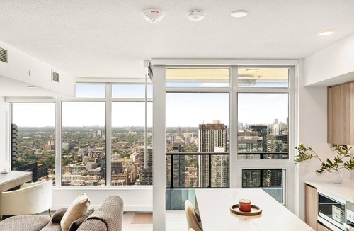 Toronto Entertainment District Condo | Two level Loft Condo with Skyline View. 1 min walk to CN tower and Rogers Center