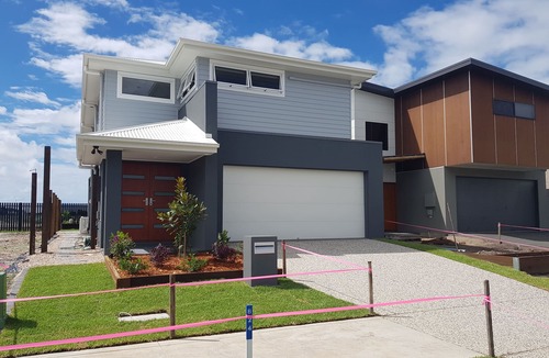 Palmview House | Two Story Hampton Home close to beach and shopping Centres