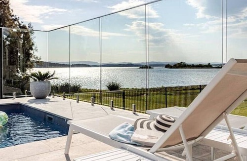 Swansea House | Ultimate Lakefront | Pool + Sleeps 12