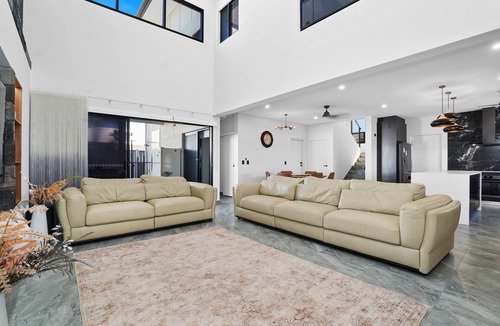 Berrimah House | Ultra Modern Luxury Retreat with Pool in Northcrest Estate, sleeps 9
