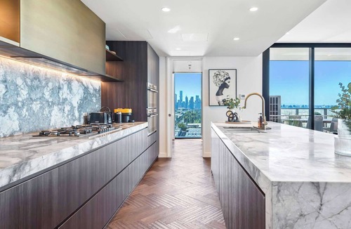 Port Melbourne House | Ultralux 4BD Penthouse + Views in Beachside Resort
