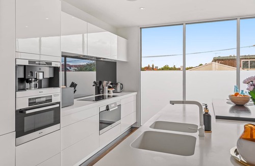 Middle Park House | Ultralux Absolute Beachfront with Extra Studio