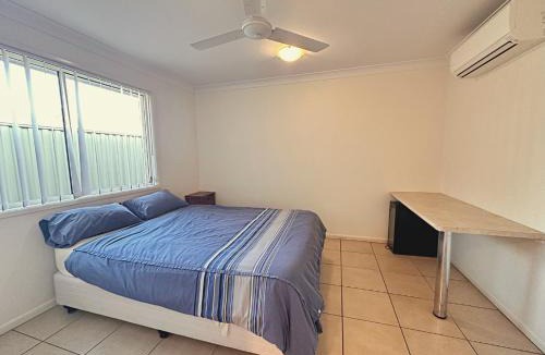 Moranbah Apartment | Unit 3 37 St Francis Dr Neat 1BR - AC & Parking