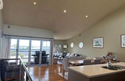 Metung Villa | Unit 4 The village light house