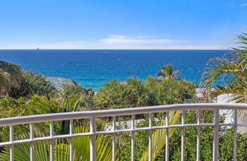 Sunshine Beach Apartment | Unit 6 Andari Sweeping Sunshine Beach Views Close to Everything