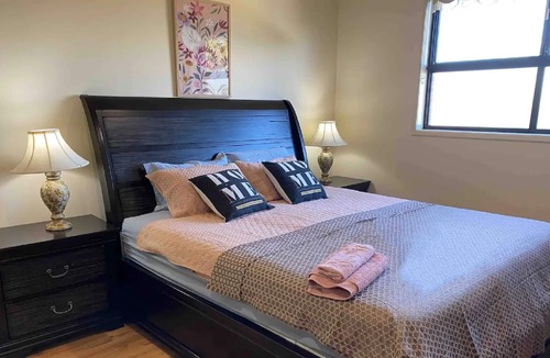 Brooklyn Park House | Unwind @ Gorgeous King Bedroom + Cozy Ensuite