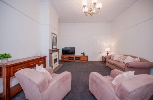 East Tamworth House | Upper Bliss - Family-Friendly 4BR by the Park