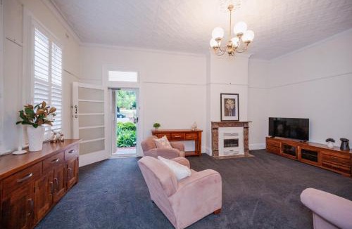 East Tamworth House | Upper Bliss - Family-Friendly 4BR by the Park