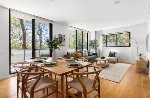Turramurra Apartment | Upper North Shore Haven - A Tranquil Treetop Escape