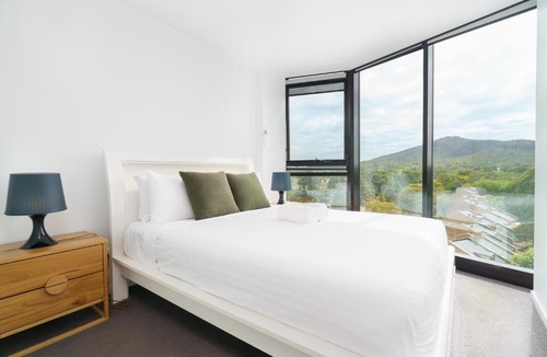 Reid Apartment | Upscale 3BR City Apartment Central CBD Living - Hosted by Canstay
