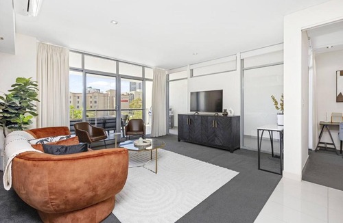 East Perth Apartment | Urban Elegance 3bdrm CATBus PerthCBD,WACA,Optus