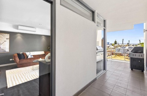 East Perth Apartment | Urban Elegance 3bdrm CATBus PerthCBD,WACA,Optus