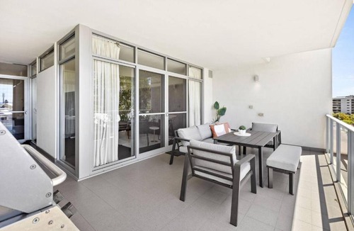 East Perth Apartment | Urban Elegance 3bdrm CATBus PerthCBD,WACA,Optus
