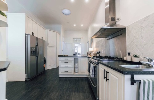 Newtown House | Urban Getaway Top Floor - 4BR/4BA, Sauna, Ipswich
