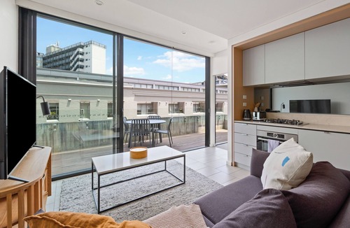 Camperdown Apartment | Urban Oak Peaceful Hideaway near Cafs and Markets