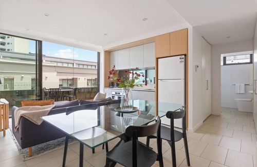 Camperdown Apartment | Urban Oak Peaceful Hideaway near Cafs and Markets