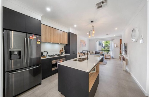 Bowden House | Urban Soul—Modern Parklands Stay with Courtyard