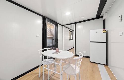 Braybrook House | Urban Tiny Retreat with Outdoor Entertaing Area