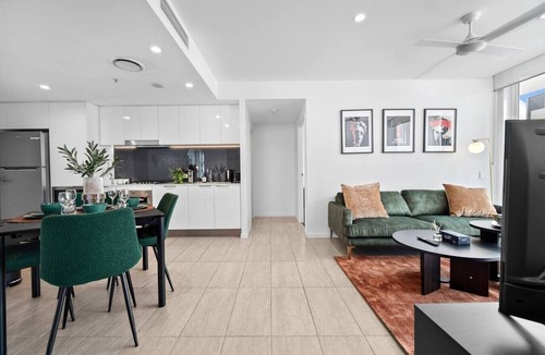 Newstead Apartment | Valley Stay Stylish Apartment |Parking |Pool & Gym
