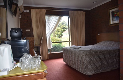 Mount Barker Hotel | Valley Views Motel & Chalets