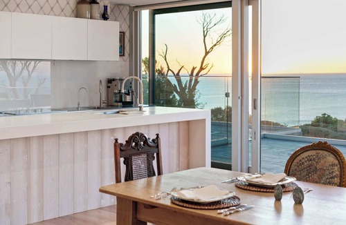 Mount Eliza House | Veranda | Bay Views | Heated Pool | Beach Access