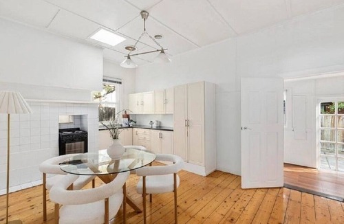 Kew East House | Versatile home in tree lined location