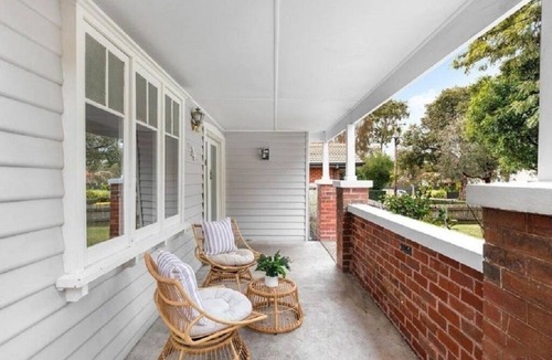 Kew East House | Versatile home in tree lined location