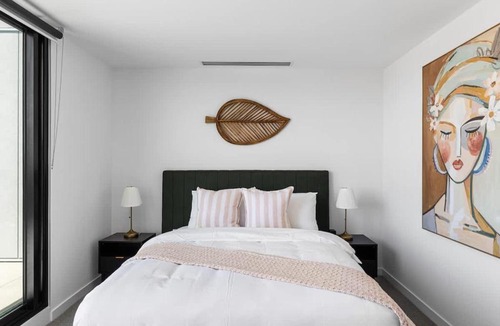Brunswick Apartment | Vibrant 3BR Apt Free Parking City Views