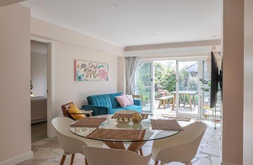 East Launceston House | Vibrant Dual Retreat Vagabond s Rest Rose Gold Hideaway