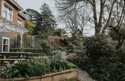 East Launceston House | Vibrant Dual Retreat Vagabond s Rest Rose Gold Hideaway