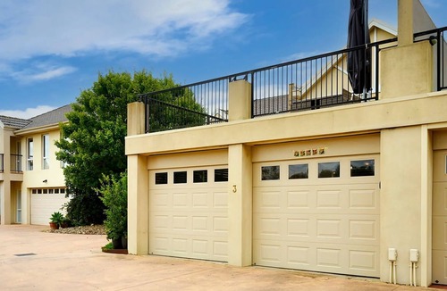 Sanctuary Lakes Apartment | Vibrant Townhouse Retreat Balcony Bliss Awaits