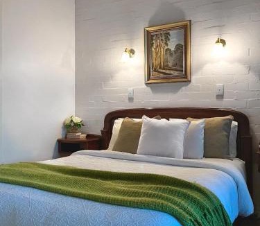Croydon North Hotel | Victoria House Motel and Wine Bar