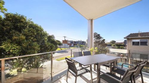 Blue Bay House | Villa Aqua One Views, Near Beach Accom Holidays