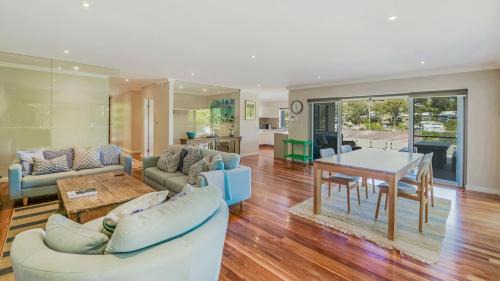 Avoca Beach House | Villa Avoca - Stroll To The Sand, Cafes, & Cinema