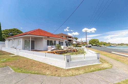 Forster Villa | Villa Lola Lakefront Comfort