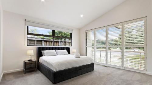 Lakes Entrance House | Villa Marina - Modern Waterfront Escape