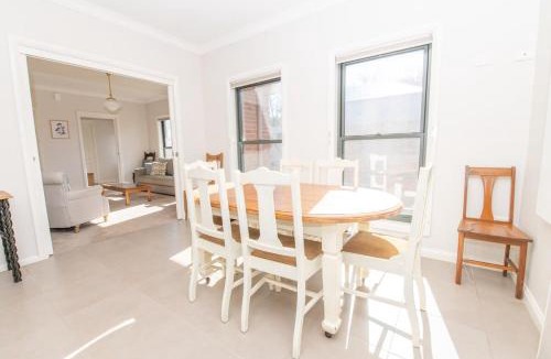 Orange House | Villa on Rosemary - Walk to CBD, Cosy & Private