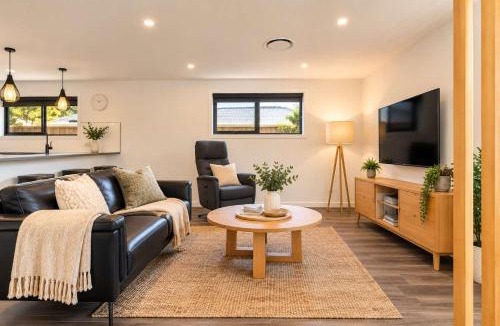 Warrane House | Villa1 New Modern Walk to shops 10min Airport CBD