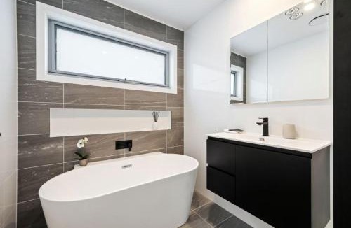 Warrane House | Villa1 New Modern Walk to shops 10min Airport CBD