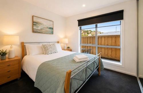 Warrane House | Villa1 New Modern Walk to shops 10min Airport CBD