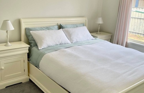 Port Vincent House | Vincent Hideaway - Walking distance to beach, shops & pub! Off Peak Special!