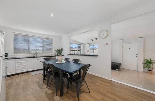 Cessnock House | Vino Poolhouse - Relaxing Getaway with Pool, BBQ & Firepit