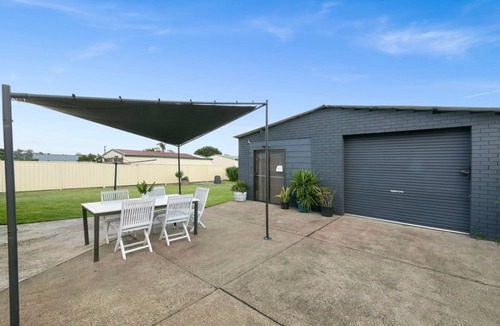 Cessnock House | Vino Poolhouse - Relaxing Getaway with Pool, BBQ & Firepit