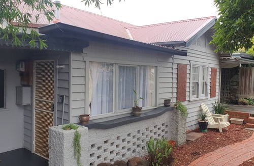Frankston Cottage | Vintage 2br Cottage Near Beach