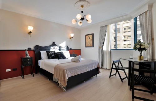 Haymarket Apartment | Vintage Charm 3BR Abode - Views丨 Parking丨Gym丨 Pool